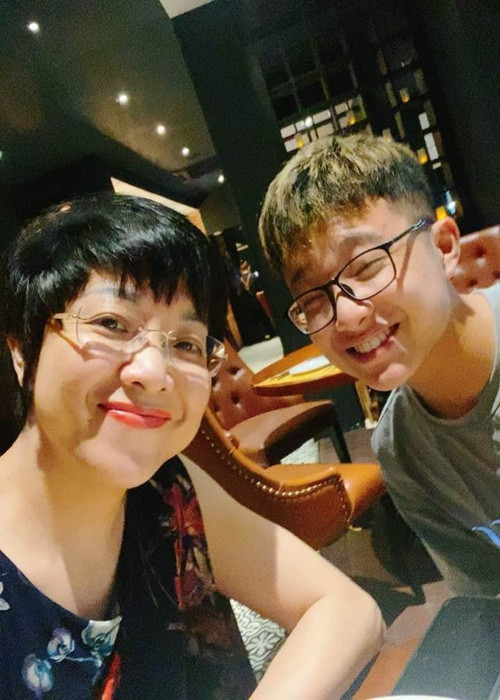 Theo nữ MC, con trai sống tình cảm, hiếu thảo, luôn dành sự quan tâm cho bố mẹ và gia đình.