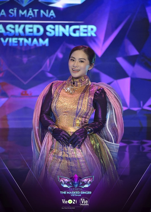 Trong tập 7 Ca sĩ mặt nạ vừa lên sóng, Lương Bích Hữu gây tiếc nuối khi phải dừng chân. Trong các tập, nữ ca sĩ đeo mặt nạ, lấy tên là Kim Sa Ngư. Với vai trò cố vấn, Trấn Thành nhận ra Lương Bích Hữu là vì giọng hát nội lực với quãng giọng rộng và vị trí âm thanh cực kỳ chuẩn, cũng như cách xử lý các nốt nhạc đặc trưng. Ảnh: Lao động