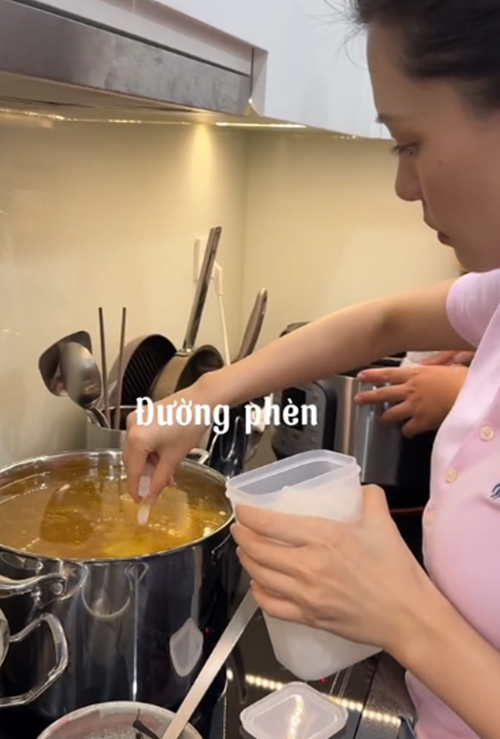 Bạn gái của đạo diễn Nguyễn Quang Dũng còn từng trổ tài nấu phở.