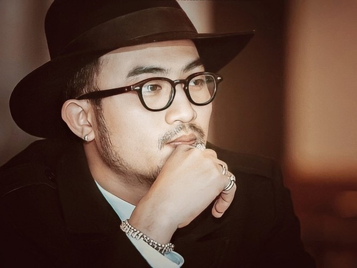 Ngoài đời, Doãn Quốc Đam cá tính, có phần quái dị. Nam diễn viên chia sẻ trên Thế Giới Điện Ảnh, anh thường tự chỉnh phối trang phục, phụ kiện. Ảnh: FBNV.