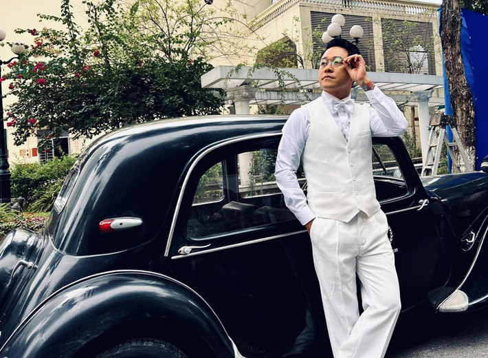 Ca sĩ Tuấn Hưng hoá thân công tử ăn chơi của Hà Nội thời xưa trong phim Đào, phở và piano. Ảnh: Vietnamnet.