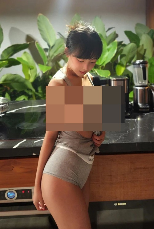 Inkyung kéo chiếc áo thun ba lỗ trễ xuống dù không mặc nội y.