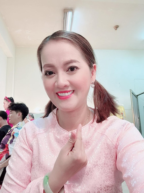 Tháng 12/2023, Hồng Loan khẳng định cô không bị cấm sóng mà xin rút vai khỏi phim truyền hình Yêu lần nữa của đạo diễn Nguyễn Dương. Trong livestream, con gái Vũ Linh cho biết, cô cảm thấy không hợp vai bởi trong phim cô có nhiều cảnh tình cảm với nhân vật do ca sĩ Nguyên Vũ đóng, trong khi ngoài đời cả hai là anh em thân thiết. Hồng Loan khẳng định, cô mới chỉ thử vai. Ảnh: FBNV.