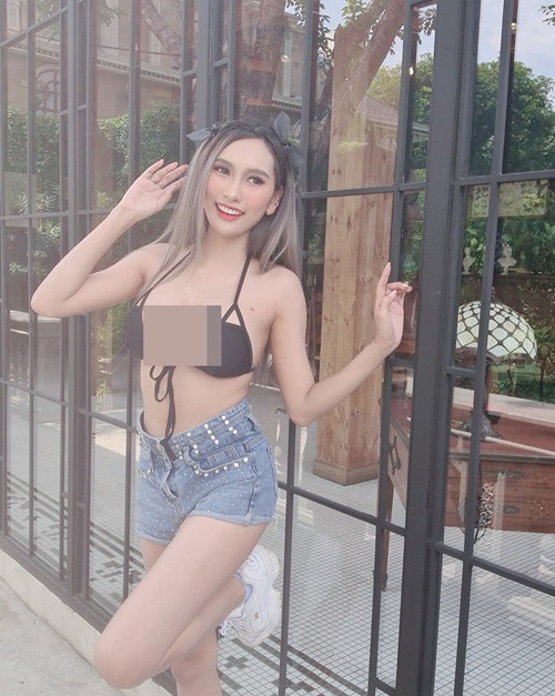 Cô nàng còn vô tư diện nội y xuống phố.