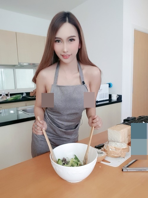 Cô nàng đeo tạp dề, không mặc nội y khi nấu nướng.
