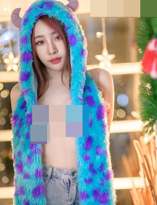 Suneta lấy khăn để che chắn vòng một.