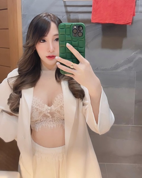 Cô nàng lập gia đình từ năm 2017, đã sinh nở.