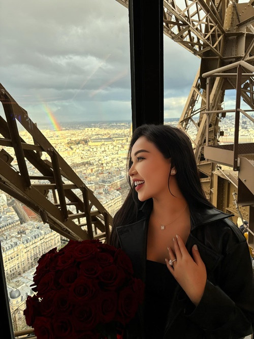 Trước đó, Quỳnh Thư được cầu hôn tại Paris, Pháp.