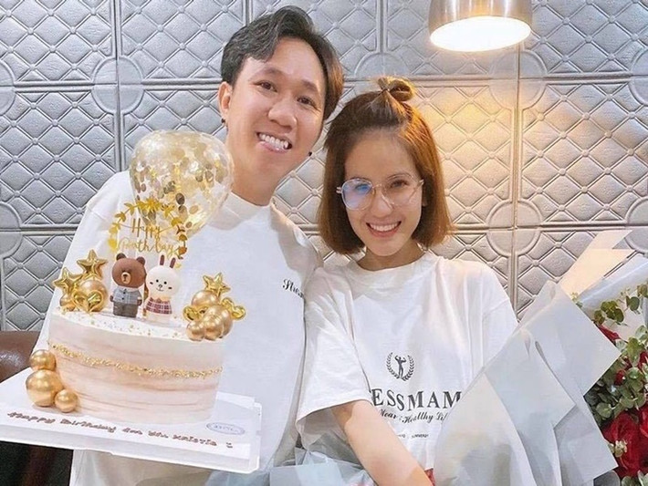 Anh Đức công khai hẹn hò Uyên Tô vào tháng 2/2021. Bạn gái của nam diễn viên sinh năm 1991, kém Anh Đức 4 tuổi và không hoạt động nghệ thuật. Ảnh: Vietnamnet.