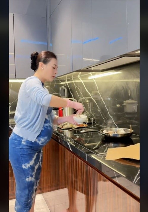 Mới đây, Phương Oanh trổ tài làm món cua sốt Singapore. Đáng chú ý, một cư dân mạng cho rằng nữ diễn viên chỉ đang diễn.