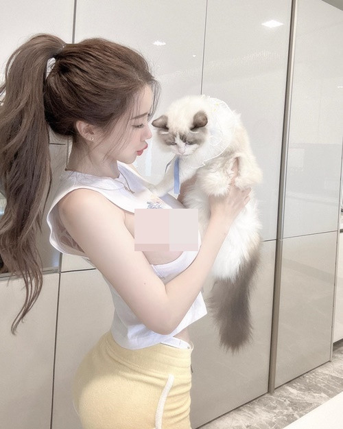 Cô nàng vô tư "thả rông" vòng một.
