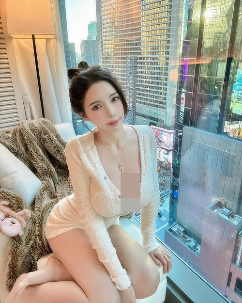Amber Na hiện có 16,1 triệu người theo dõi trên Instagram, 1 triệu người theo dõi trên Facebook. Nhờ danh tiếng ngày càng đi lên, cô có cuộc sống vô cùng sang chảnh.