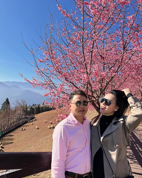 Sau khi hết nghén, cô thường xuyên đi du lịch cùng chồng, trở lại với đam mê nấu nướng. Ảnh: FBNV.