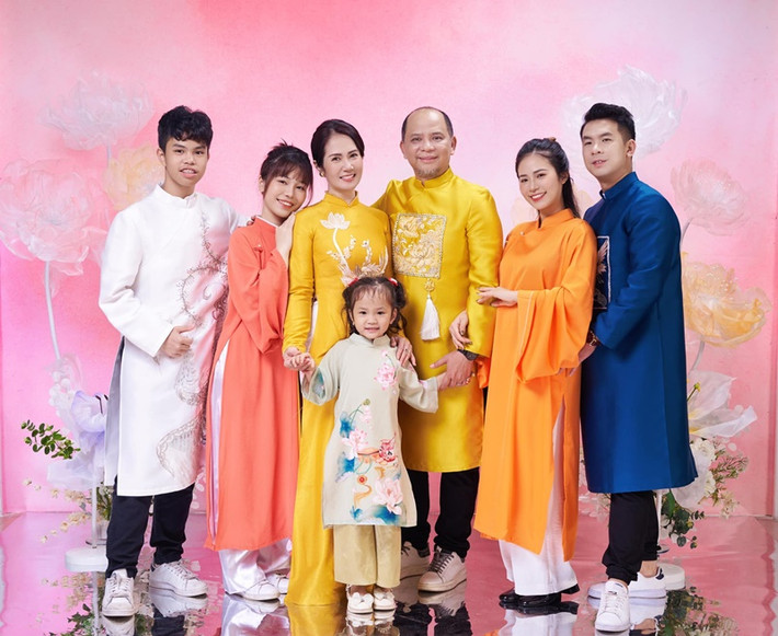 Nguyệt Hằng - Anh Tuấn hiện có cuộc sống viên mãn bên 4 người con: 3 gái, 1 trai. Trong đó, con gái đầu lòng của cặp đôi đã lập gia đình. Ảnh: FBNV.