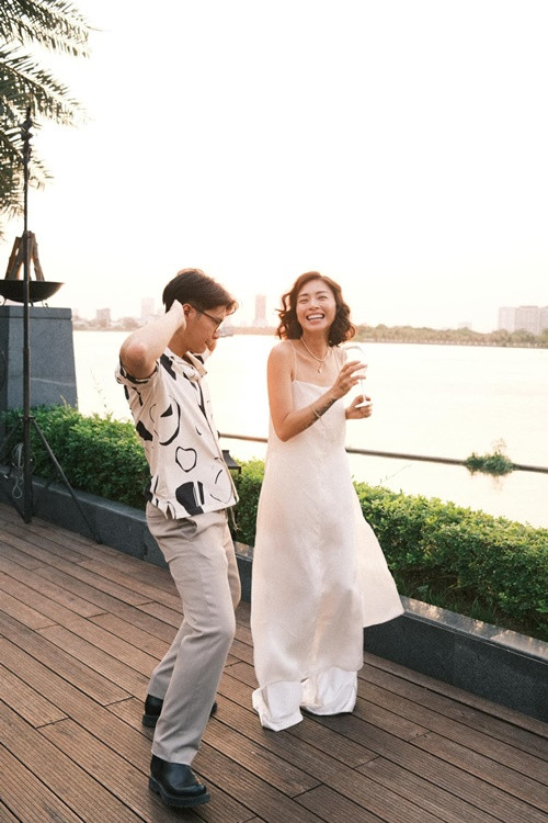 Khoảnh khắc hài hước của Huy Trần trong bữa tiệc.