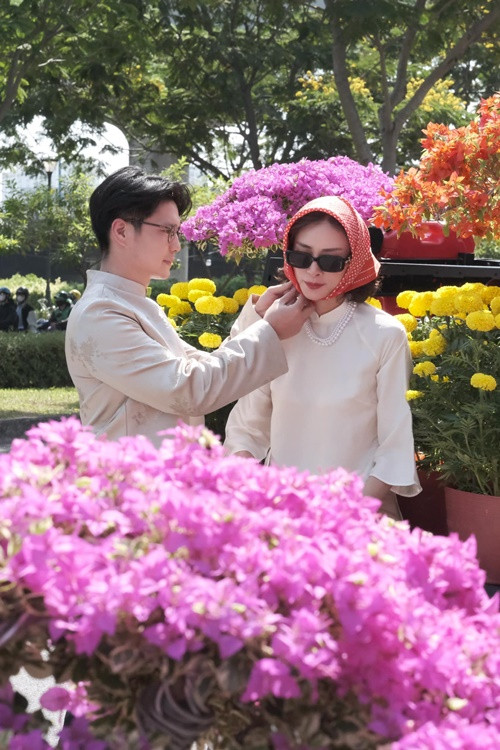 Huy Trần yêu chiều vợ hết mực. Anh chăm sóc Ngô Thanh Vân từng bữa ăn đến giấc ngủ.