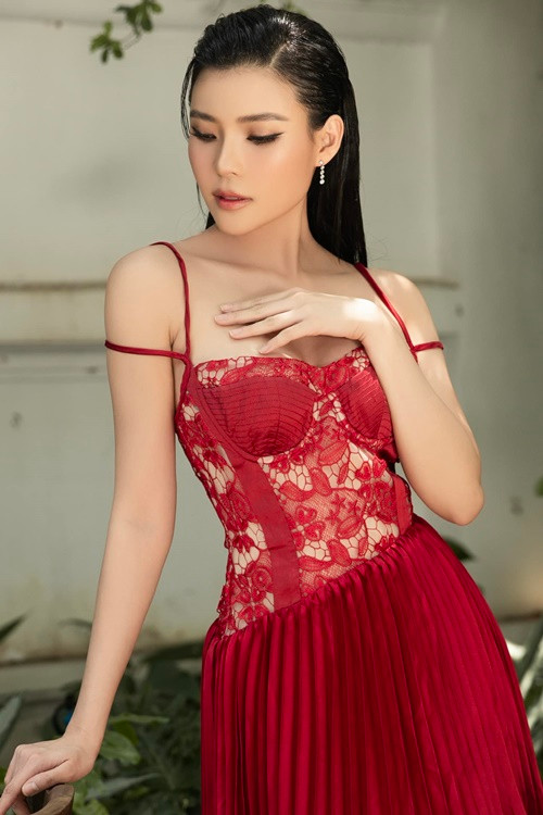 Bà xã Lương Thế Thành chia sẻ thêm, trước đây, vòng 1 của cô khá nhỏ, sinh con, vòng 1 càng xuống cấp, khiến cô không dám diện trang phục gợi cảm.