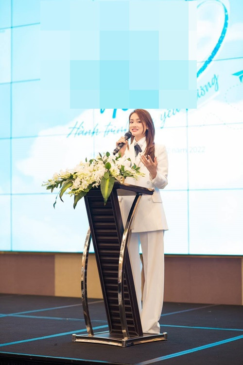 Tháng 12/2020, Nhã Phương lên chức Phó chủ tịch điều hành kiêm nhà đồng sáng lập một thương hiệu đồ dùng, mỹ phẩm dành cho mẹ và bé tại Việt Nam.