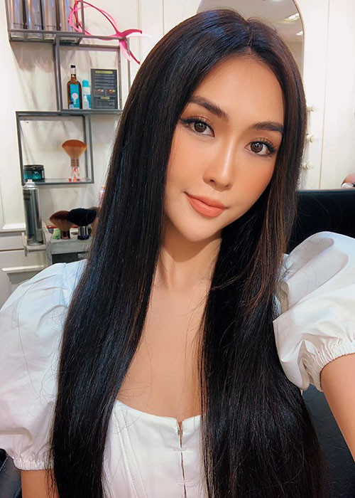 Tường Linh chia sẻ: “Tôi không ngờ mình chia sẻ một nỗi đau thực sự trong chuyện tình cảm của mình, mà người ta lại nỡ xây dựng cho tôi rất nhiều tiểu thuyết về cuộc đời mà bản thân tôi không bao giờ tưởng tượng nổi. Tôi stress suốt một ngày không ra khỏi nhà, cảm thấy áp lực vô cùng, đến tối mới bước chân đến sự kiện".