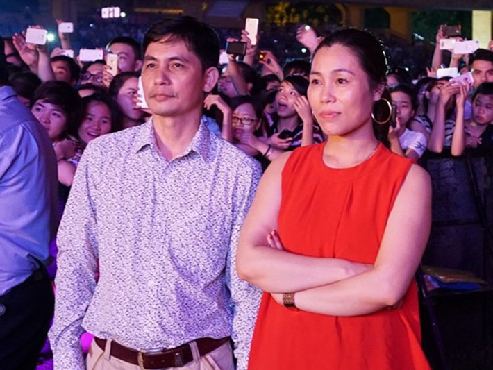Trước kia bố mẹ của Sơn Tùng sống khá giản dị. Sau khi con trai nổi tiếng, cả hai đều chăm chút bản thân hơn. Ảnh: Zing