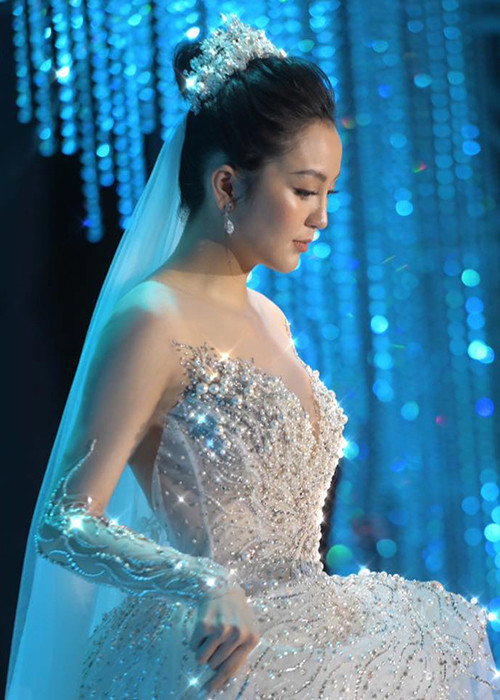 Nàng hoa khôi thay liên tục 3 bộ váy cưới của NTK Lâm Lâm có giá gần 2 tỷ đồng.