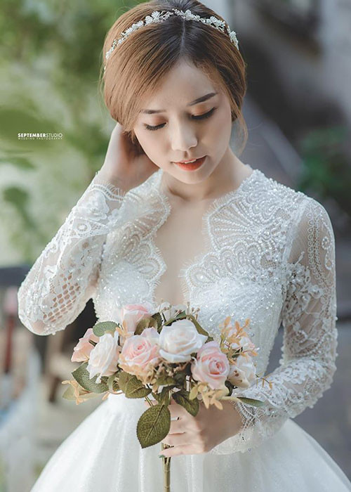 Mới đây, Bảo Ngọc tung bộ ảnh mặc váy cô dâu tuyệt đẹp. Vợ cũ của Hoài Lâm cho biết, cô diện chiếc áo cưới mình mong, chỉ là không phải trong hôn lễ.
