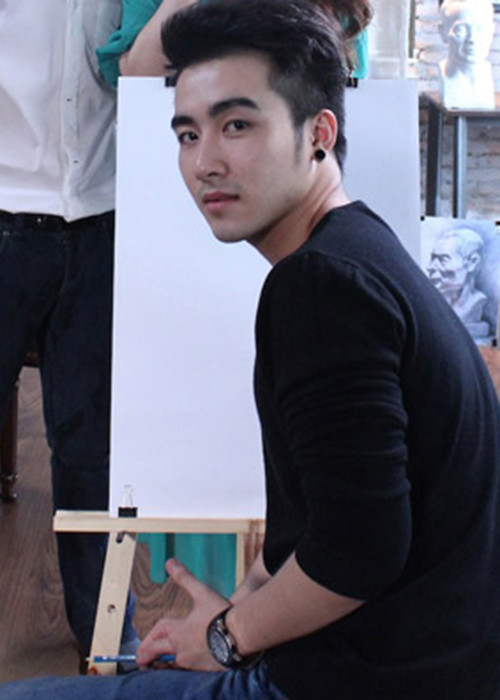 Lục Triều Vỹ nổi lên từ năm 2012 khi được cư dân mạng ưu ái đặt biệt danh là "Nichkhun Việt Nam". Năm 2013, anh đóng nam chính trong MV "Lưng chừng hạnh phúc" của nữ ca sĩ Bảo Thy. Ảnh: Khám phá