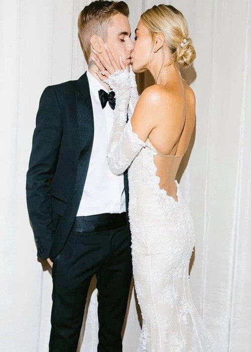 Theo Elle, vợ chồng Justin Bieber quen biết nhau vào năm 2009, tan hợp một vài lần trước khi đăng ký kết hôn vào năm 2018.