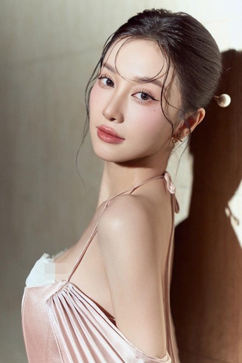 Diễn viên Jun Vũ là một trong những mỹ nhân Việt nâng ngực. Cô phẫu thuật thẩm mỹ vì vòng một khá khiêm tốn.