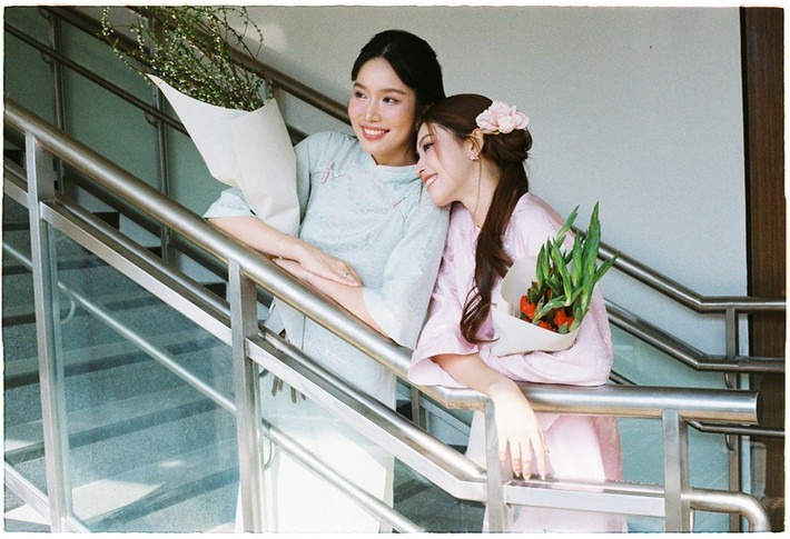 Diện áo dài, Á hậu Ngọc Thảo và Phương Anh khoe vẻ đẹp nền nã của người con gái Việt Nam. Ảnh: FB Phương Anh.