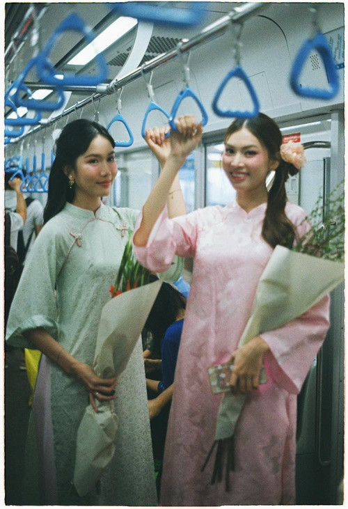 Phương Anh và Ngọc Thảo chụp ảnh cùng hoa lay ơn, gợi không khí Tết xưa. Ảnh: FB Phương Anh.