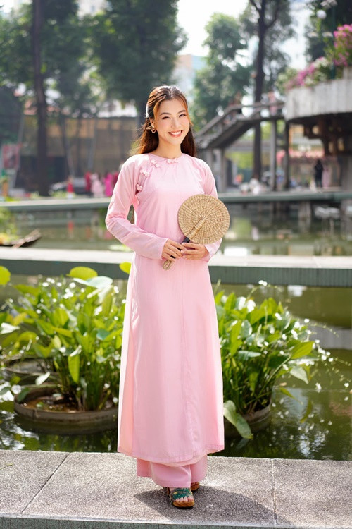MC Hoàng Oanh háo hức đón năm mới. Diện áo dài, bà mẹ một con nhận được lời khen ngợi từ nhiều người hâm mộ. Ảnh: Hoàng Oanh.