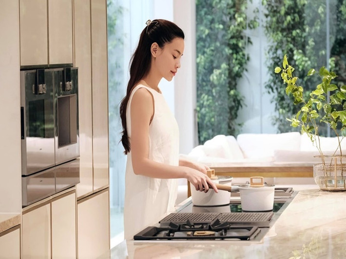 Hồ Ngọc Hà cùng Kim Lý tự tay nấu ăn cho các con bởi coi trọng bữa ăn gia đình.