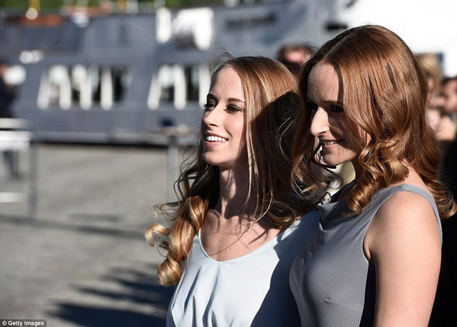 Sara và Lina, hai em gái của Sofia, xuất hiện. Ảnh: Getty Images