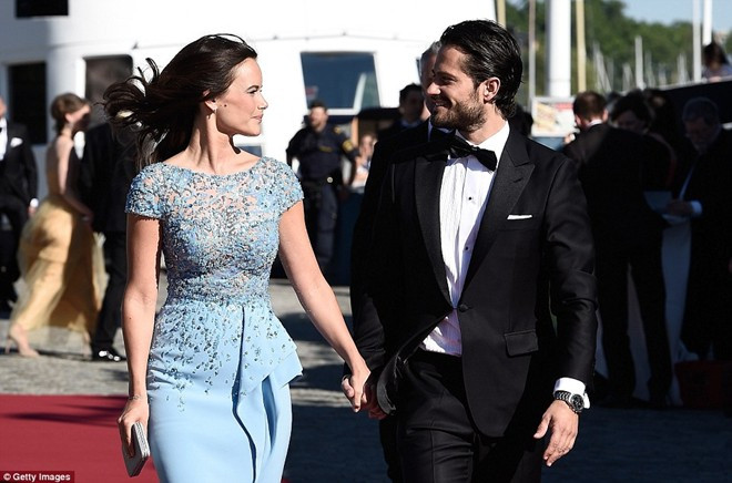 Chồng của cô là Carl Philip, con thứ hai của vua Thụy Điển. Chị gái của anh là Công chúa Victoria. Hoàng gia tổ chức một bữa tiệc linh đình trên du thuyền sang trọng M/S Stockholm vào buổi tối 12/6, Daily Mail đưa tin. Ảnh: Getty Images
