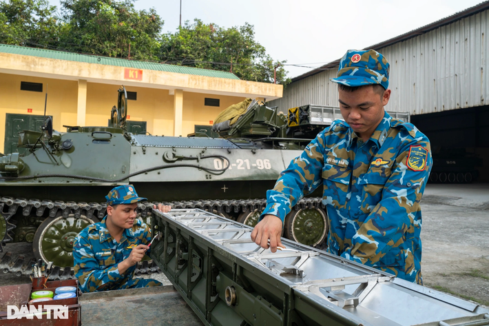 Kết thúc mỗi buổi huấn luyện và trực, kíp cán bộ chiến sĩ thực hiện bảo dưỡng, lau chùi vũ khí, đảm bảo luôn sẵn sàng thực hiện nhiệm vụ trong mọi tình huống.