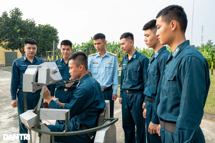 Trong ảnh, Trung úy Nguyễn Văn Tài - Trung đội trưởng, Trưởng xe A89 thuộc Đại đội 3 - đang hướng dẫn các chiến sĩ trẻ trong tiểu đoàn huấn luyện "khô" trên mô hình mô phỏng phòng lái của tổ hợp A-89.Chỉ mất 4 tháng nghiên cứu, từ những vật liệu đơn giản, dễ kiếm với tổng chi phí khoảng 2 triệu đồng, Trung úy Nguyễn Văn Tài đã hoàn thành mô hình mô phỏng được đầy đủ, giống với buồng xạ thủ trên xe A-89, như: Quy tắc đặt lượng đón, xạ kích, thiết bị thông tin liên lạc... Đây là mô hình sáng kiến kinh nghiệm được Sư đoàn 361 đánh giá cao trong công tác huấn luyện.