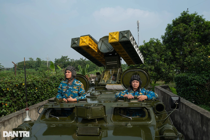Tổ hợp gồm khối bệ giá phóng tên lửa, khí tài radar và các thiết bị quang học, điều khiển bằng quang/hồng ngoại, được đặt trên khung gầm xe lội nước hạng nhẹ MT-LB, có khả năng việt dã và cơ động cao.