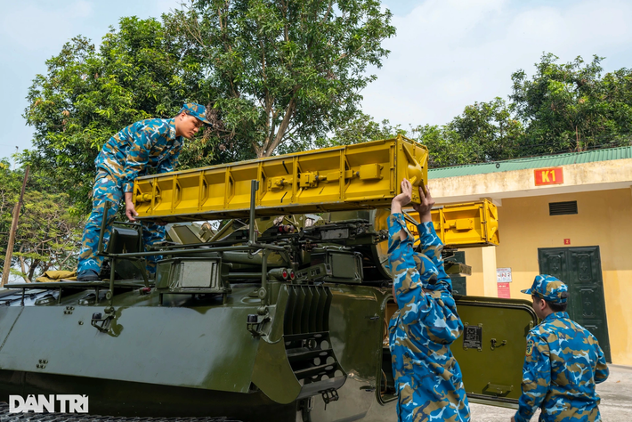 Mỗi tổ hợp tên lửa A-89 có khả năng mang theo 8 quả tên lửa, trong đó có 4 quả lắp trên giá đỡ, 4 quả nằm trong thùng chứa ở cuối xe. Tổ hợp xe được cái tiến với khả năng linh hoạt cao, mỗi lượt lắp 4 quả tên lửa lên giàn phóng, kíp 3 chiến sĩ chỉ mất chưa đến 10 phút.