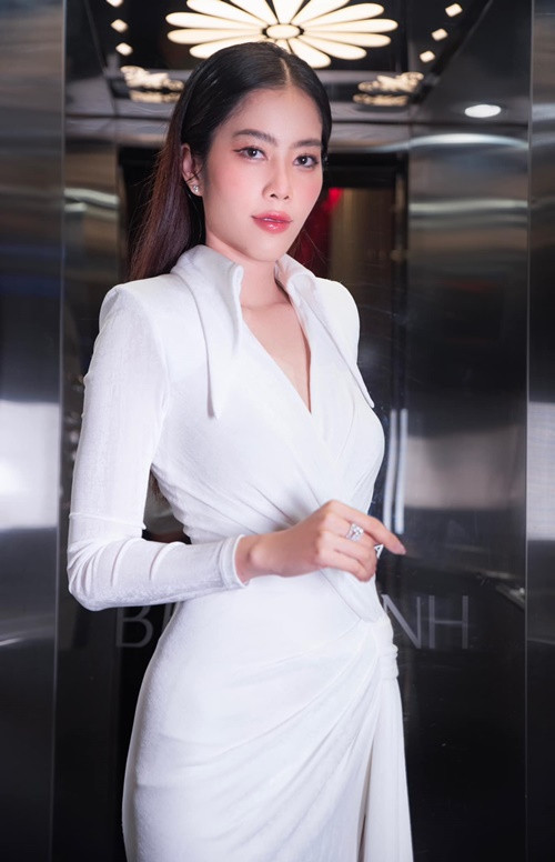 Mới đây, bạn trai Nam Em lo lắng khi không thể liên lạc với người đẹp. Anh viết trên trang cá nhân: “Trong cuộc sống mọi người không trong cuộc đừng áp đặt sự việc quá mức. Nguyễn Lệ Nam Em em ở đâu liên hệ anh với nha em. Qua tôi về nhà tôi có việc nên cô ấy mới như vậy”. Nhanh chóng, Nam Em cho biết, cô vào rừng nên bị mất sóng điện thoại. Theo Nam Em, bạn trai bị cuốn vào câu chuyện nên đã mất bình tĩnh.