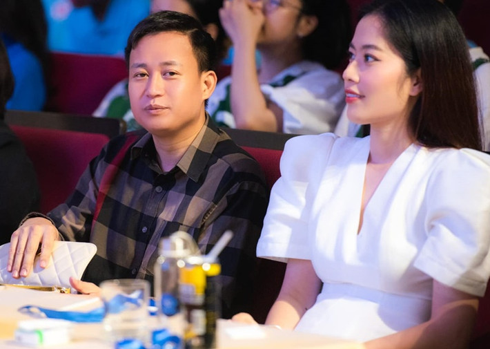 Nam Em và bạn trai đồng hành tại một sự kiện vừa diễn ra. Ít ngày trước, cặp đôi công khai hẹn hò. Nhanh chóng, quá khứ của bạn trai Nam Em gây ồn ào. Theo Phụ Nữ Mới, bạn trai Nam Em vướng tin đồn từng 2 lần ly hôn, có 3 người con, nợ nần. Ảnh: FBNV.