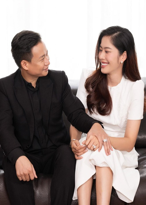 Anh còn chia sẻ, anh sẽ không bao giờ buông tay Nam Em. “Anh sẽ luôn bao bọc che chở để em bình an”, nửa kia của người đẹp viết. Ảnh: FBNV.