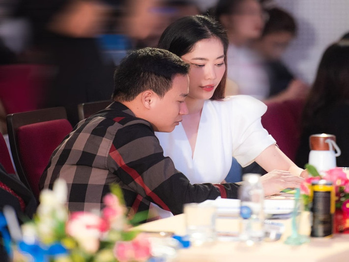 Trước những lời bàn tán của cư dân mạng về quá khứ của bạn trai, Nam Em tỏ ra không quan tâm. "Em không quan trọng quá khứ của anh ra sao. Em chỉ quan tâm lúc em ốm đau mệt mỏi anh là người cùng em chia sẻ, cùng em gánh vác những khó khăn mà em đang trải qua. Nếu như em không công khai thì anh cũng sẽ không phải chịu những giọt nước bẩn. Thương anh", Saostar dẫn lời Nam Em. Ảnh: FBNV.