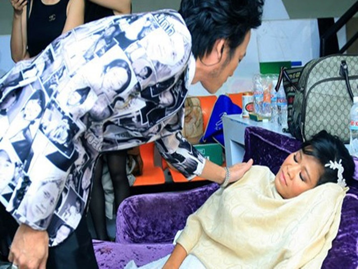 Thái Trân là con nuôi Hoài Linh. Cách đây 9 năm, khi làm MC Tôi là người chiến thắng, Hoài Linh bật khóc vì câu chuyện Thái Trân bị mắc bệnh suy tim, suy thận vẫn đam mê âm nhạc. Sau đó, anh quyết định nhận Thái Trân làm con nuôi và hỗ trợ cô thi đấu. Ảnh: Khám Phá.