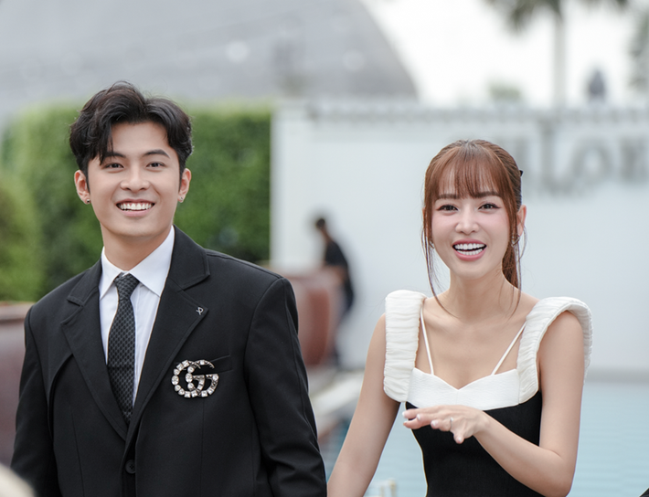 Puka sánh đôi bên ông xã Gin Tuấn Kiệt. Có tin đồn Puka và Khả Như "nghỉ chơi" khi Khả Như vắng mặt trong các tiệc cưới của Puka. Ảnh: NVCC.