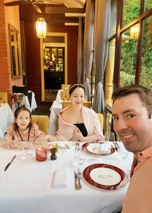 Diễn viên Lan Phương hội ngộ ông xã David Duffy và con gái Lina ở Sydney, Australia. Trước đó, do Lan Phương bận công việc nên chồng và con gái nữ diễn viên sang Australia trước.