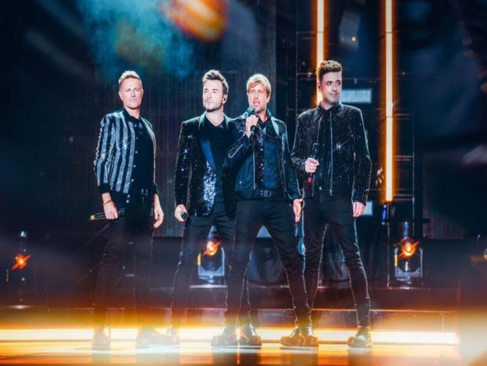Theo Vietnamnet, đêm diễn của Westlife ngày 21/11 bị nhiều khán giả chỉ trích. Cụ thể, các ghế ngồi phần rìa khu VIP bị giàn giáo che chắn, không thể thấy sân khấu chính. Khu CAT 3 bị bạt to che khuất sân khấu. Khán giả khu CAT 5 cho biết, ghế bẩn và đọng nước. Ảnh: Saostar.