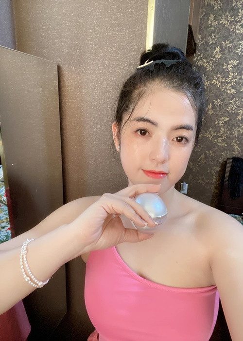 Là mẹ hai con, vợ đạo diễn Tiếng sét trong mưa vẫn gợi cảm, trẻ trung.