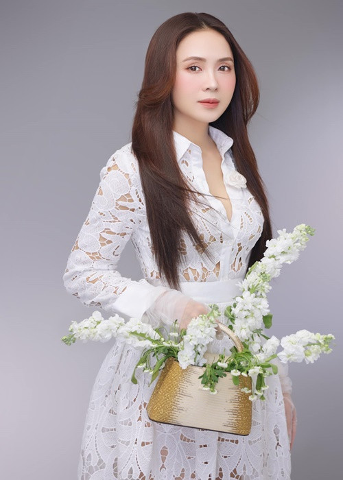 Trong cuộc phỏng vấn với Dân Việt, Hồng Diễm cho biết, chồng cô là một người thành đạt và nữ diễn viên tin rằng mình là người may mắn khi đã chọn được người đàn ông này.