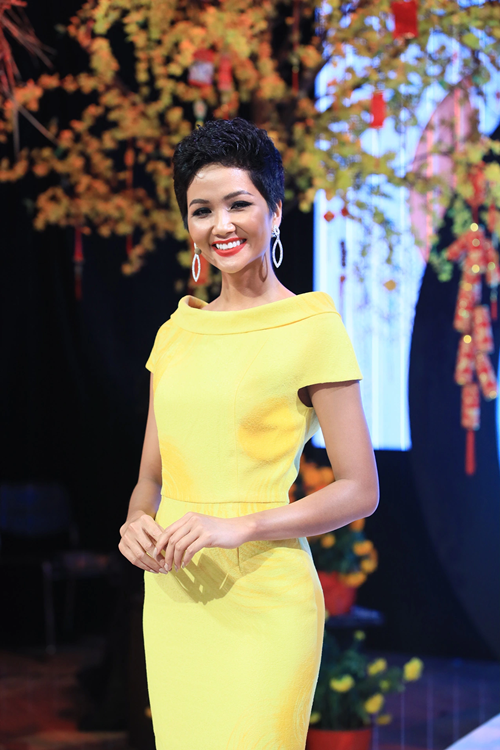 Không chỉ giản dị, H'hen Niê còn khiêm tốn. Theo Dân Trí, năm 2019 trong một chương trình, người đẹp trải lòng về việc vào top 5 Hoa hậu Hoàn vũ Thế giới 2018: “Tôi không phải người đặc biệt, không phải người giỏi giang, cũng không phải là người đẹp nhất trong cuộc thi. Nhưng mà tôi có may mắn được vào Top, cũng như may mắn có một ê kíp ở Việt Nam hỗ trợ rất nhiều. Cũng may mắn nữa là tôi đăng quang cuộc thi Hoa hậu Hoàn vũ Việt Nam sớm, được tiếp xúc với nhiều người khác nhau, được trưởng thành và có cách để sống ở trong cuộc thi ấy". Ảnh: Dân Trí.
